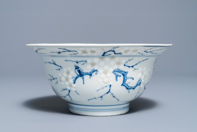 Een Chinese blauwwitte en onderglazuur rode kom met prunusbloemen, Chenghua merk, Kangxi