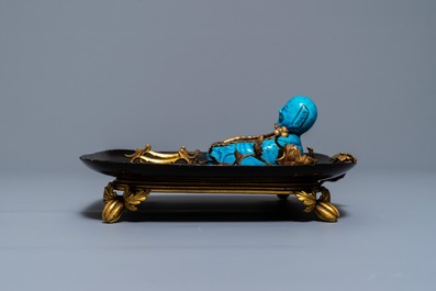 Un encrier en laque, bronze dor&eacute; et un lave-pinceaux en porcelaine de Chine, Kangxi, France, 19&egrave;me