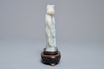 Un groupe figurant deux femmes et deux plaques ajour&eacute;s en jade sculpt&eacute;, 19/20&egrave;me