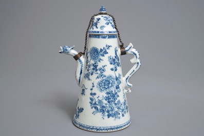 Une cafeti&egrave;re couverte en porcelaine de Chine bleu et blanc, Qianlong