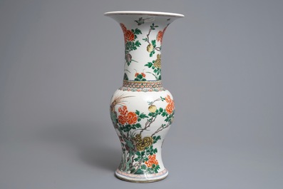 Un vase de forme yenyen en porcelaine de Chine famille verte, Kangxi