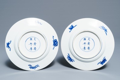 Een paar Chinese blauwwitte borden met geleerden, Kangxi merk en periode