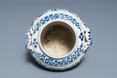 Un pot &agrave; d&eacute;ux anses en fa&iuml;ence de Delft en palette cachemire, Angleterre, 1er quart du 18&egrave;me