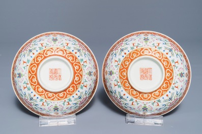 Une paire de bols en porcelaine de Chine famille rose &agrave; floral, marques et &eacute;poque de Daoguang