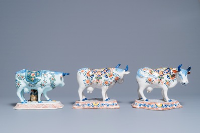 Une paire de vaches sur bases et une au trayeur en fa&iuml;ence polychrome de Delft, 19&egrave;me