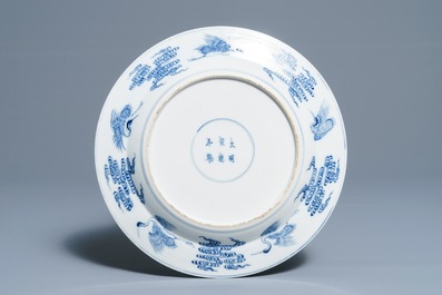 Six assiettes en porcelaine de Chine bleu et blanc &agrave; d&eacute;cor des 'Huit Immortels', marques de Xuande, 19&egrave;me