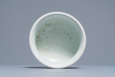 Een zeldzame Chinese blauwwitte en rode wierookbrander met draken, Kangxi