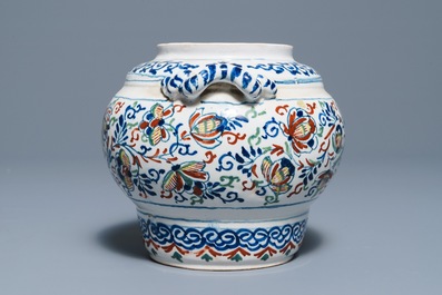 Een polychrome Delftse kasjmier palet pot met getorste oren, Engeland, 1e kwart 18e eeuw