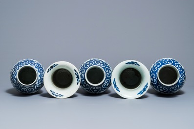 Une garniture de cinq vases en porcelaine de Chine bleu et blanc, 19&egrave;me