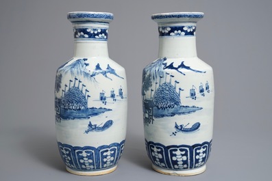 Een paar Chinese blauwwitte rouleau vazen met landschapsdecor, 19e eeuw