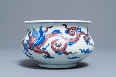 Un br&ucirc;le-parfum en porcelaine de Chine bleu, blanc et rouge &agrave; d&eacute;cor de dragons, Kangxi