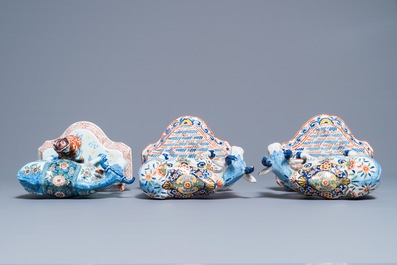 Une paire de vaches sur bases et une au trayeur en fa&iuml;ence polychrome de Delft, 19&egrave;me