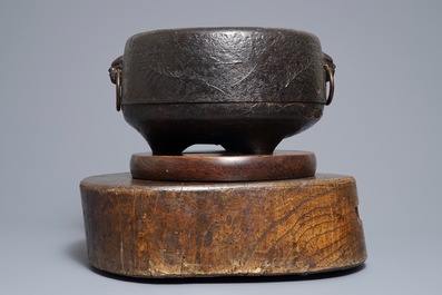 Un furogama en fer forg&eacute; sur pied en bois, Japon, Edo/Meiji, 18/19&egrave;me