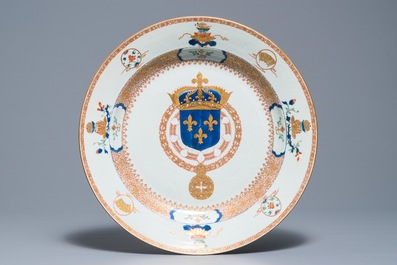 Une paire de grands plats en porcelaine de Chine du service du Roi de France Louis XV, Yongzheng, vers 1732