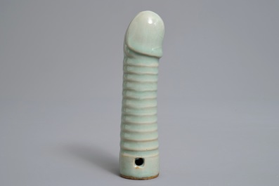 Een Chinees longquan celadon model van een fallus, Ming of later