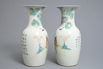 Une paire de vases en porcelaine de Chine qianjiang cai &agrave; d&eacute;cor de singes et cerfs, 19/20&egrave;me