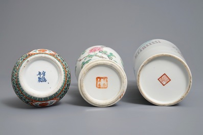 Drie Chinese famille rose en verte vazen, 19/20e eeuw