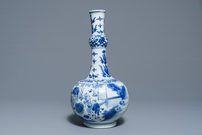 Un vase de forme bouteille en porcelaine de Chine bleu et blanc &agrave; d&eacute;cor figuratif, &eacute;poque Transition