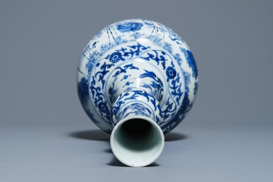 Un vase de forme bouteille en porcelaine de Chine bleu et blanc &agrave; d&eacute;cor figuratif, &eacute;poque Transition