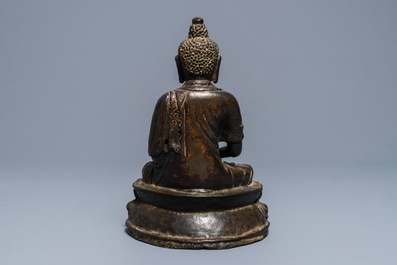 Une figure de Bouddha Shakyamuni en bronze, Ming