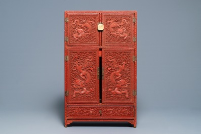 Un cabinet en laque de Chine &agrave; d&eacute;cor de dragons et ph&eacute;nix, 19&egrave;me