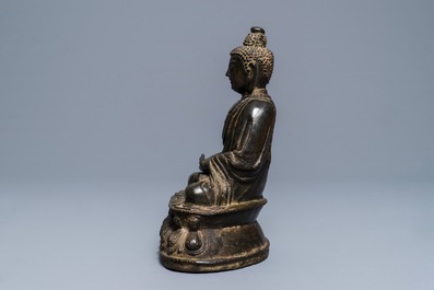 Een Sino-Tibetaanse bronzen figuur van Buddha Shakyamuni, Ming