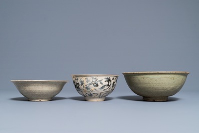 Trois bols en porcelaine de Chine et Vietnam monochrome et bleu et blanc, Ming