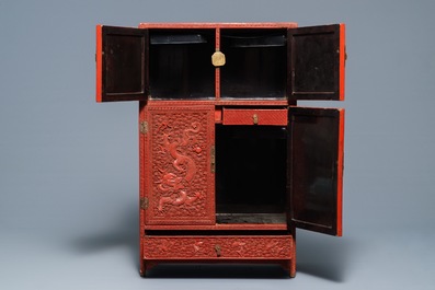 Een Chinees kastje in rood lakwerk met draken en feniksen, 19e eeuw