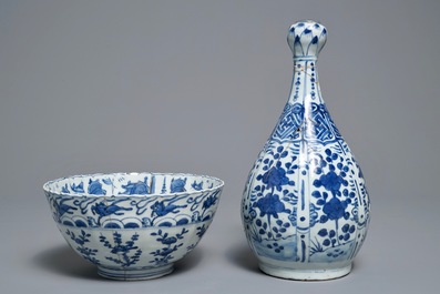 A Chinese blue and white vase, a lobed bowl and a kraak porcelain plate, Wanli