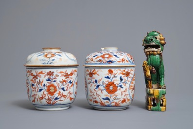 Een paar Chinese Imari-stijl dekselpotten, een hartvormig famille verte schaaltje en een sancai leeuw, Kangxi
