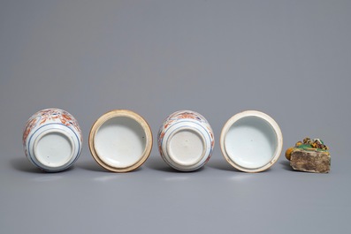 Une paire de pots couverts de style Imari, une coupe famille verte et un lion sancai en porcelaine de Chine, Kangxi