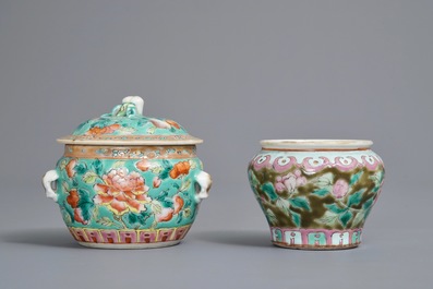 Trois pi&egrave;ces en porcelaine de Chine famille rose pour le march&eacute; Straits ou Peranakan, 19&egrave;me