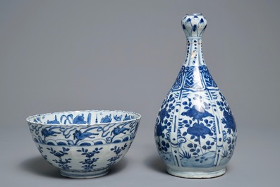 Un bol, un vase et une coupe en porcelaine de Chine bleu et blanc, Wanli
