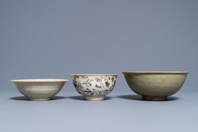 Trois bols en porcelaine de Chine et Vietnam monochrome et bleu et blanc, Ming