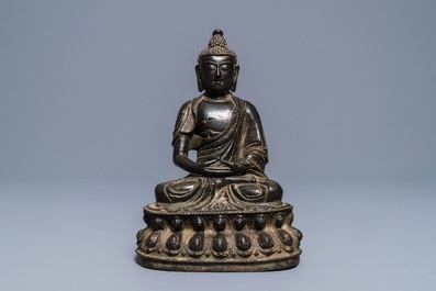 Une figure de Bouddha Shakyamuni en bronze, Ming
