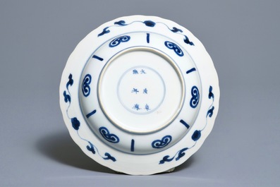 Un bol en porcelaine de Chine bleu et blanc &agrave; d&eacute;cor d'une longue dame, marque et &eacute;poque de Kangxi
