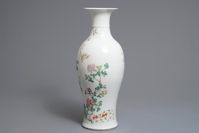 A Chinese famille rose vase with floral design, 19/20th C.