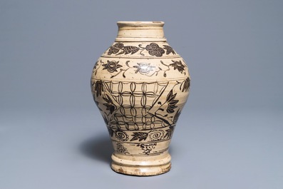 Un vase en gr&egrave;s de type Cizhou &agrave; d&eacute;cor peint, Yuan