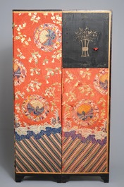 Een Chinees kamerscherm van geborduurde zijde met feniksen op een rode fondkleur, Qianlong