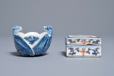 Un lave-pinceaux et une bo&icirc;te en porcelaine de Chine bleu et blanc et famille rose, Kangxi/Qianlong