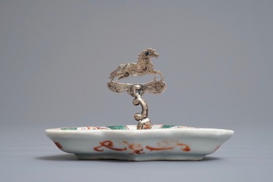 Une paire de pots couverts de style Imari, une coupe famille verte et un lion sancai en porcelaine de Chine, Kangxi