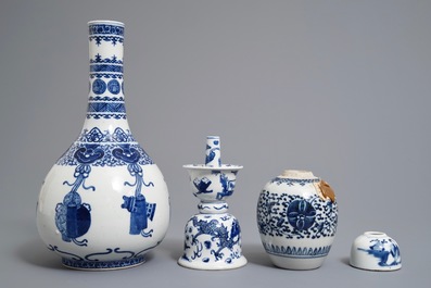 Twee Chinese blauwwitte vazen, een kandelaar en een penselenwasser, 19e eeuw