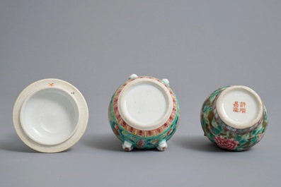 Trois pi&egrave;ces en porcelaine de Chine famille rose pour le march&eacute; Straits ou Peranakan, 19&egrave;me