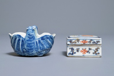 Een Chinese blauwwitte penselenwasser en een famille rose dekseldoosje, Kangxi/Qianlong