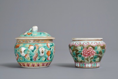 Drie stukken Chinees famille rose porselein voor de Straits of Peranakan markt, 19e eeuw