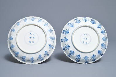 Une paire d'assiettes en porcelaine de Chine bleu et blanc, marques de Chenghua, Kangxi