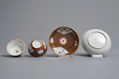 Une th&eacute;i&egrave;re et 17 tasses et soucoupes en porcelaine de Chine de style Imari &agrave; fond brun capucin, Qianlong