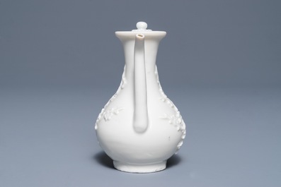 Une verseuse &agrave; vin en porcelaine blanc de Chine de Dehua &agrave; d&eacute;cor appliqu&eacute;, Kangxi