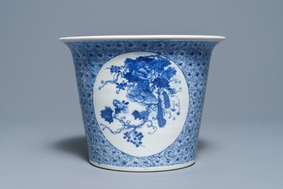 Deux plats et neuf soucoupes en famille rose et un cachepot en porcelaine de Chine bleu et blanc, 19&egrave;me