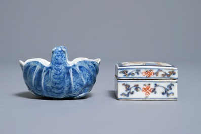 Een Chinese blauwwitte penselenwasser en een famille rose dekseldoosje, Kangxi/Qianlong